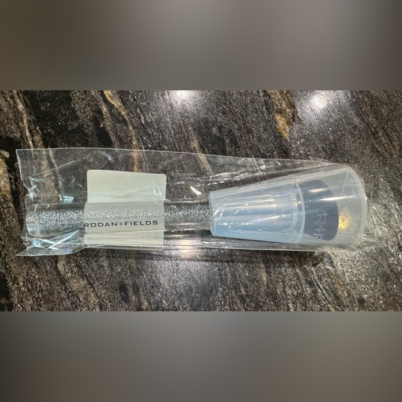 Rodan & Fields Radiant Defense Liquid Brush - Picture 1 of 2